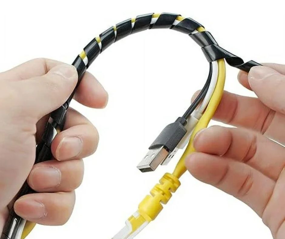 Tubo espiral organizador de cables de 8mm en color negro ideal para orden y protección de cableado eléctrico y de computadoras