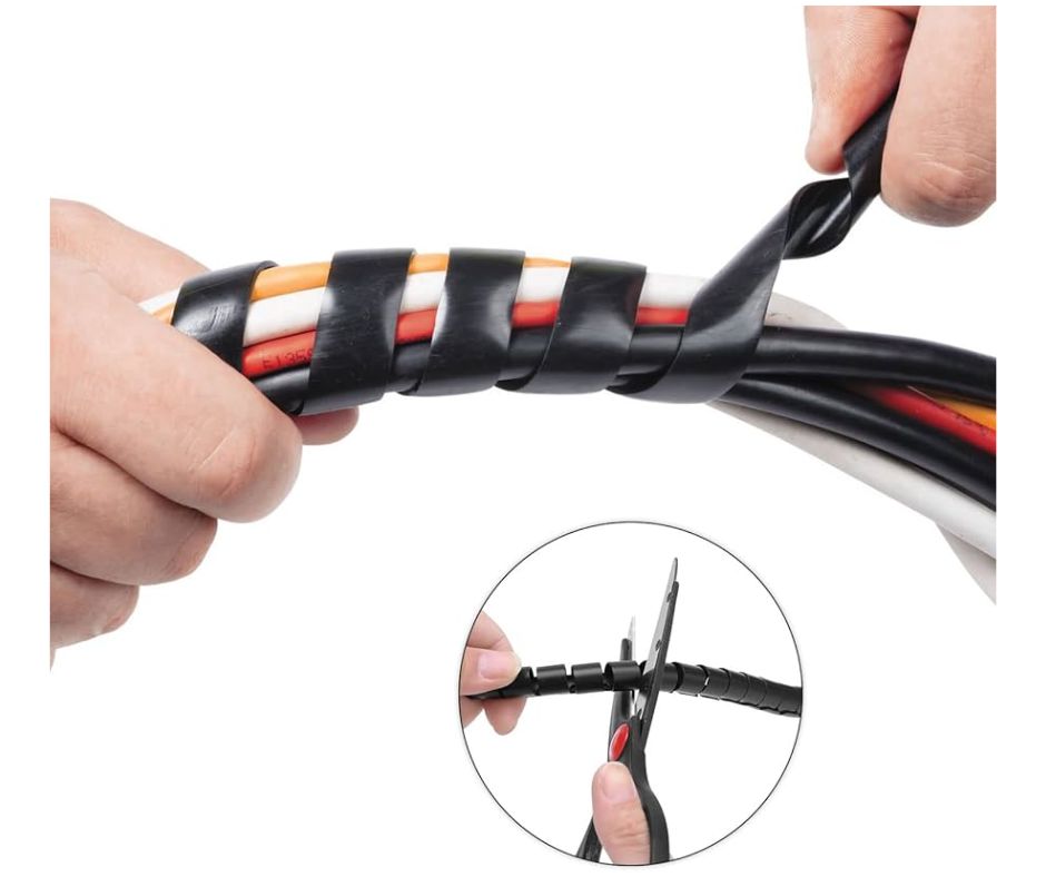 Organizador flexible tipo espiral de 8mm color negro, usado para agrupar cables y mantener el espacio ordenado en oficinas y centros de trabajo